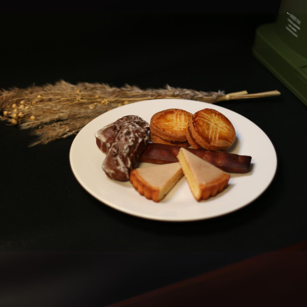 【洋酒入り】大人のための高級焼き菓子詰め合せ　フランスの伝統的なお菓子の4種詰め合せ。洋酒の風味をしっかり感じられる、お酒好きやお酒の風味好きな方にはたまらない一品。ビジネスシーン　訪問　ご挨拶　手土産　大切な方へのギフト　自分へのご褒美　